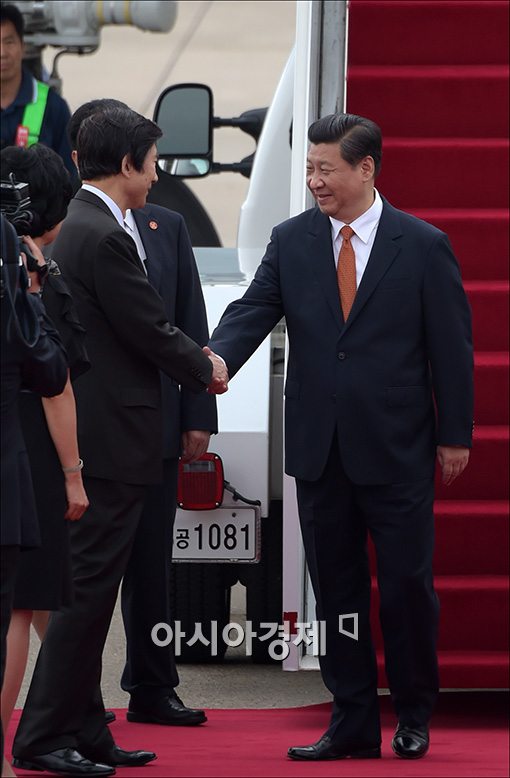 [포토]윤병세 장관과 악수하는 시진핑 주석