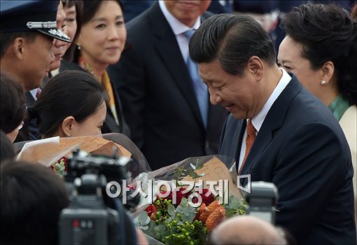[포토]꽃다발 받는 시진핑 주석