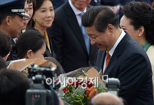 [포토]꽃다발 받는 시진핑 주석