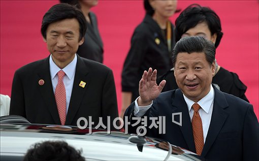 [포토]밝은 모습으로 손 흔드는 시진핑 주석