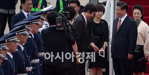[포토]시진핑 주석 영접하는 윤병세 장관