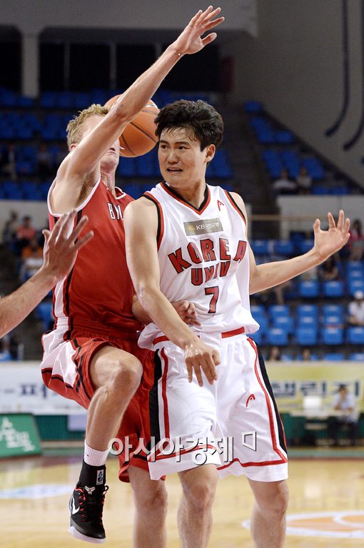 [포토]이동엽,'수비를 속이는 감각적인 백패스'