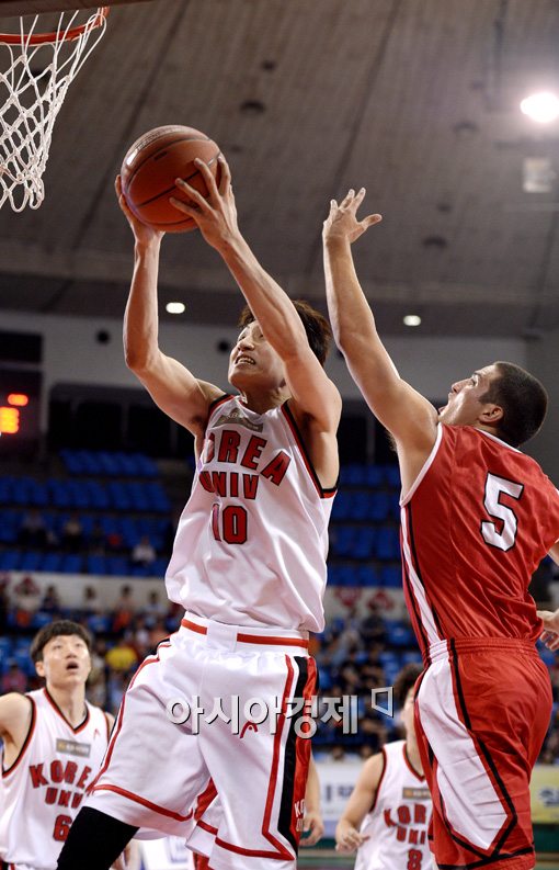 [포토]문성곤,'투지 넘치는 리바운드'