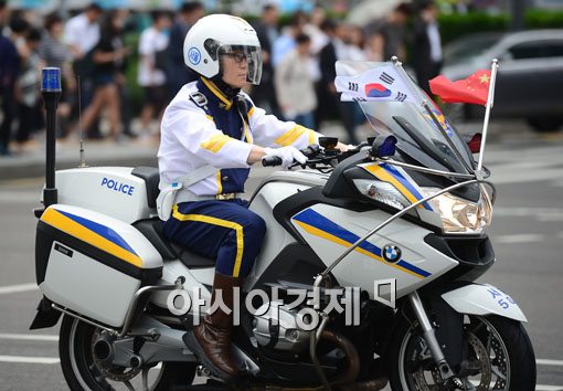 [포토]경찰 오토바이에 꽂힌 태극기와 오성홍기 