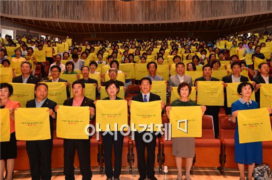 고창군(군수 박우정)은  4일 동리국악당에서 ‘여성이 마음 놓고 일하는 사회’를 주제로 제19회 여성주간 기념행사를 개최했다.
