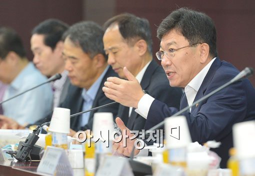 [포토]윤상직 '한·중 FTA 위해 좋은 정책자문 바란다" 