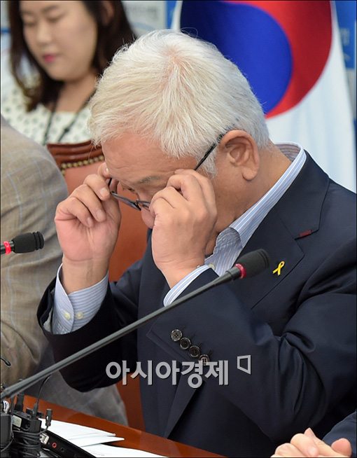 [포토]안경 고쳐쓰는 김한길 대표