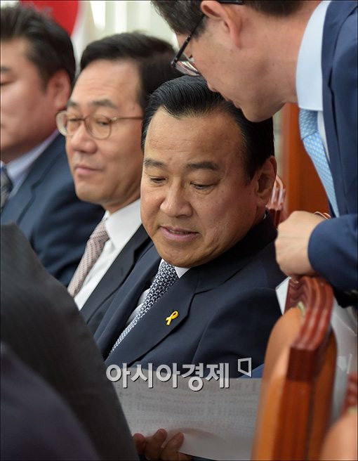 [포토]'이완구 원내대표, 무슨 보고 받나?'