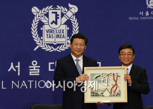 [포토]그림선물 받은 시진핑 중국 국가주석 
