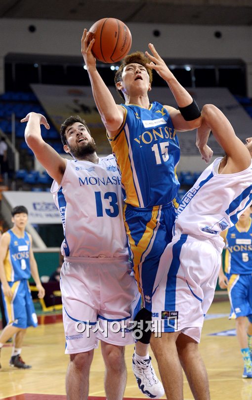 [포토]김준일,'좁은 수비 틈 사이로'