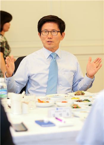 새누리당 보수혁신특위 위원장에 김문수 전 경기지사 (상보)