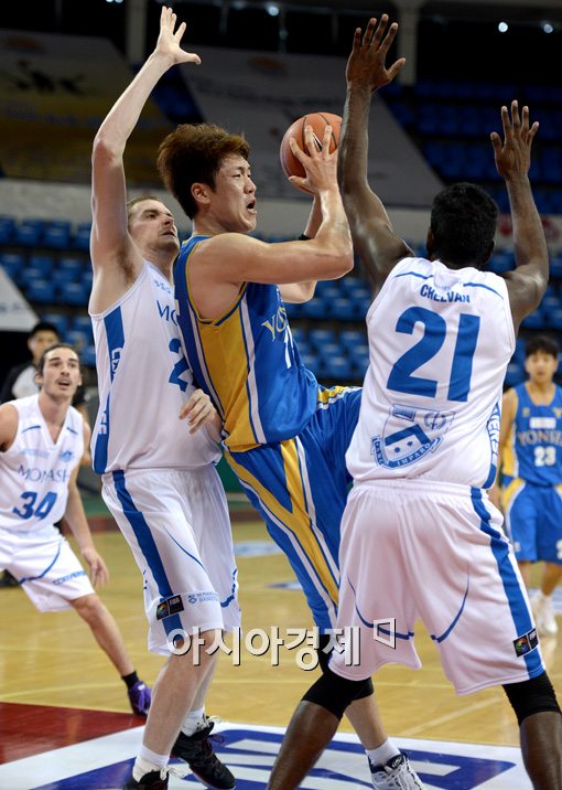 [포토]김준일,'막히면 패스하면 되고'