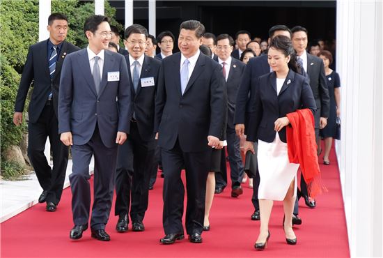 2014년 7월 4일 방한한 시진핑 중국 국가 주석이 서울 신라호텔에 마련된 삼성관에 방문했다. 이재용 삼성전자 부회장이 직접 시 주석 일행을 안내하고 있다.
