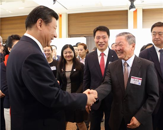 [포토]시진핑 주석과 악수하는 구본무 LG 회장 