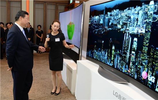 [포토]시진핑 "OLED TV 굉장히 얇네요"