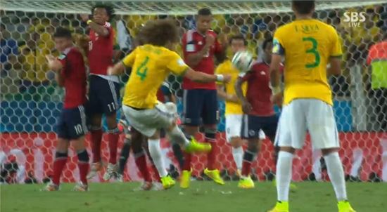 다비드 루이스(27·첼시)가 5일(한국시간) 오전 5시 브라질 포르탈레자의 에스타디오 카스텔라오에서 열린 2014 브라질 월드컵 8강전 콜롬비아와의 경기에서 후반 24분 프리킥으로 추가골을 넣었다./SBS 방송 캡처