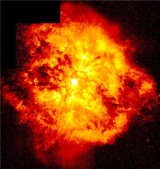 ▲거대한 별의 불꽃이 시속 16만km로 우주공간으로 뻗어나가고 있다.[사진제공=NASA]