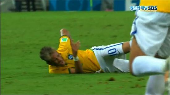 2014 브라질 월드컵 콜롬비아 8강전에서 네이마르가 척추 골절을 당했다. (사진: SBS 캡처)