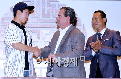 [포토]도니 로랜드 양키스 부사장과 악수하는 박효준