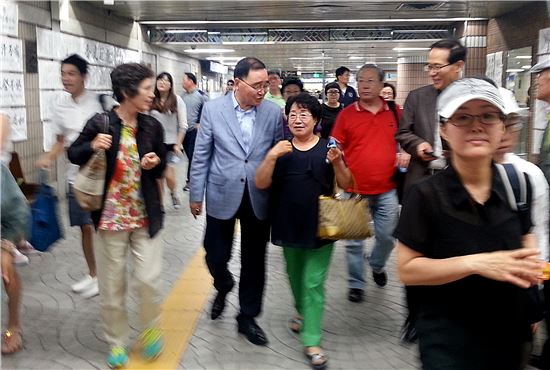 정홍원 총리가 지하철에서 한 시민과 대화를 나누고 있다.