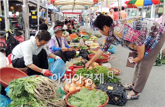 [포토]정남진 장흥 토요시장 할머니장터 인기