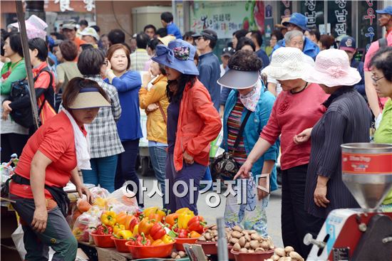 [포토]정남진 장흥 토요시장에서 싱싱한 농산물 구입하는 관광객들