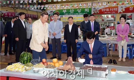 [포토]정남진 장흥 상설시장 발전기원하는 김 성 장흥군수
