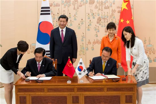 백운찬(앞줄 오른쪽) 관세청장이 박근혜 대통령과 시진핑 주석이 참석한 가운데 위광저우 중국 해관총서장과 두 나라 세관당국간 전략적 협력약정서에 서명하고 있다.