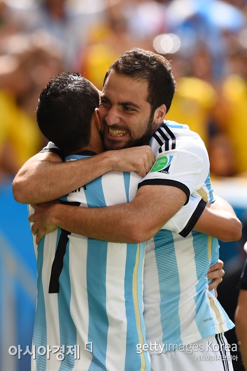 아르헨티나의 준결승 진출을 이끈 곤살로 이과인이 결승골을 넣은 뒤 앙헬 디마리아와 기쁨을 나누고 있다. [사진=Getty Images/멀티비츠]