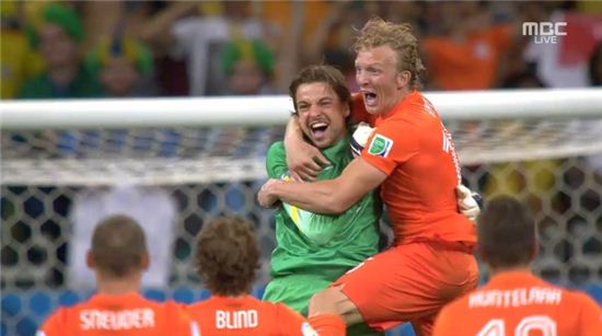 ▲네덜란드 키퍼 팀 크롤(초록색)이 승부차기 끝에 거머쥔 우승에 기뻐하고 있다. (사진:MBC 중계방송 캡처)