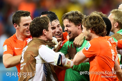 네덜란드 선수들이 승부차기 끝에 4강 진출을 이끈 골키퍼 팀 크륄과 기쁨을 나누고 있다.[사진=Getty Images/멀티비츠]