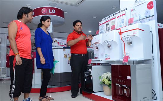 인도 뉴델리에 위치한 한 가전 매장의 직원이 고객에게 LG 정수기를 설명하고있다.