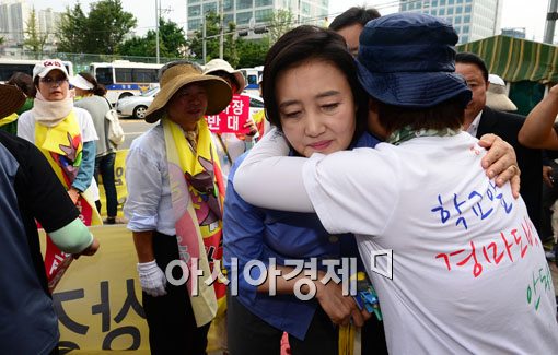 [포토]집회 나선 학부모 안아주는 박영선 대표 