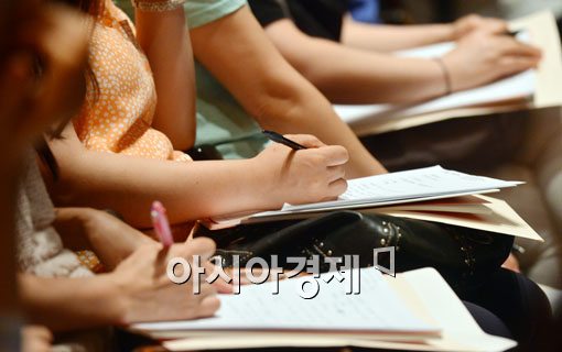 [포토]바빠지는 학부모의 손 