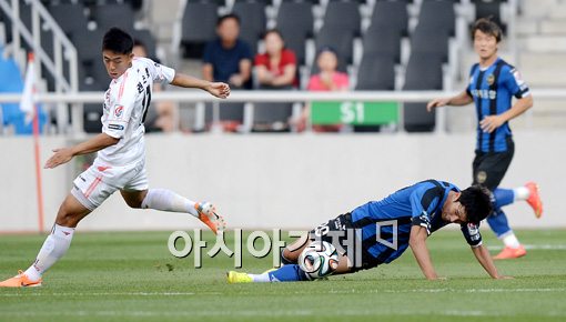 [포토]진성욱,'이것이 태클의 정석'