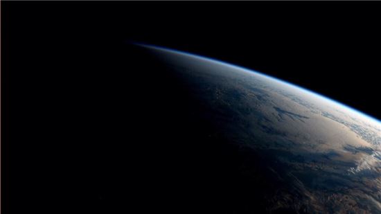 ▲밤과 낮의 뚜렷한 경계를 이루며 움직이는 지구,[사진제공=NASA/리드 와이즈만 트위터]