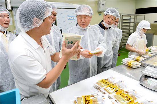 김주하 농협은행장이 지난 6월12일 인천 남동공단에 위치한 농식품 제조기업 '새롬식품'을 직접 방문해 업체 관계자와 함께 생산시설을 둘러보고 있다.
