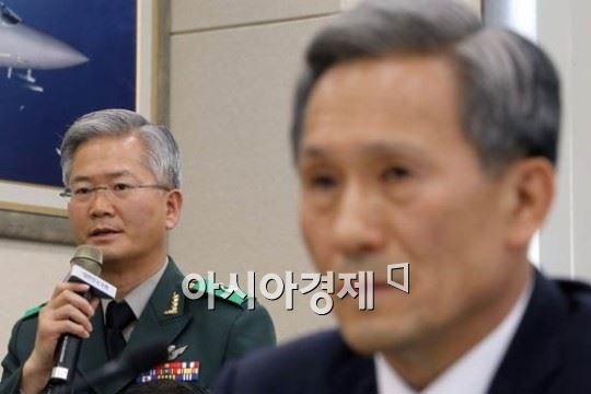 지난해 국정감사에서 답변하고 있는 옥도경 사이버사령관(사진 왼쪽)과 김관진 국방부 장관.