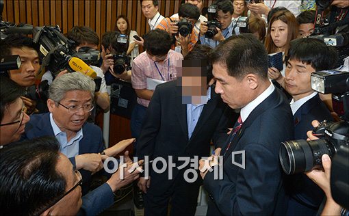 국정원 직원, 이병기 인사청문회서 '몰카' 논란…40분간 회의 중단