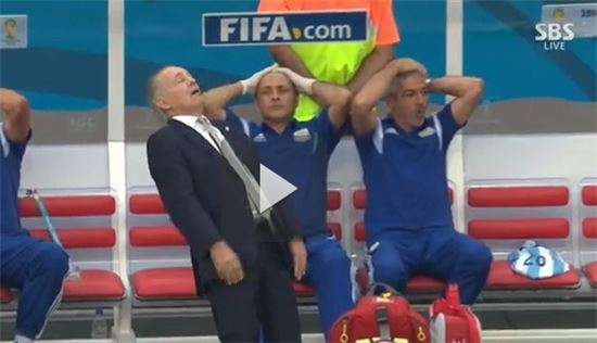 '사베야' 아르헨티나 감독 몸개그…골대에 빙의한 듯 숨 넘어갈듯 '폭소'