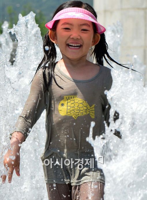 [포토]물놀이 즐기는 어린이,'시원하다'