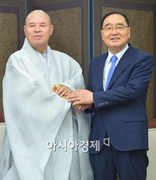 [포토]정홍원 총리-자승 조계종 총무원장, '반갑습니다' 