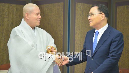 [포토]자승 조계종 총무원장 만난 정홍원 국무총리 