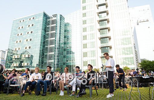 [포토]'정글의 법칙 in 인도양' 예고편에 집중하는 출연자들