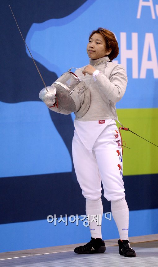 [인천AG]이라진, 올림픽 우승자 김지연 제압…펜싱 女사브르 금메달