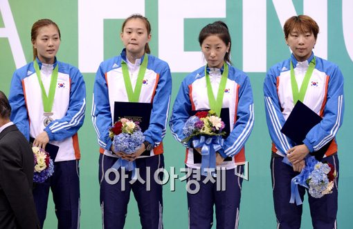 [포토]사부르 단체 은메달 수상하는 여자대표팀
