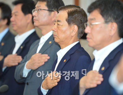 [포토]한민구 국방부 장관, 첫 국무회의 참석