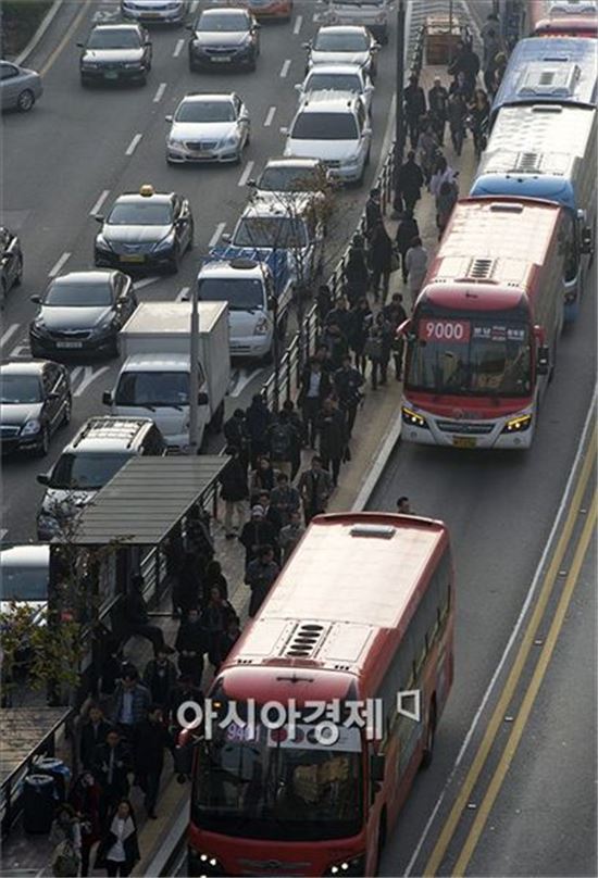 광역버스를 기다리는 시민들