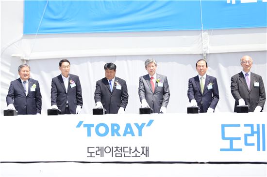 이병국 새만금청장(왼쪽 네번째)을 비롯한 관계자들이 8일 도레이첨단소재(주) 원료 생산공장 기공식에 참석해 기념촬영을 하고 있다.