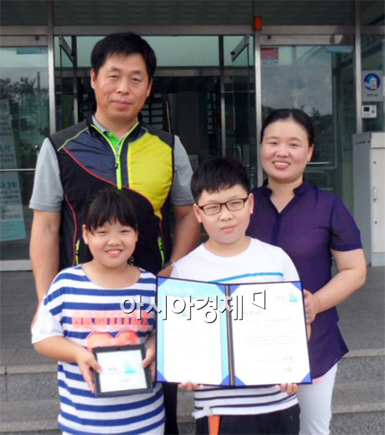 부안군립도서관은 2014년 ‘책 읽는 가족’ 상반기 다독 가족으로 박종희·김복순씨 가족을 선정하고  인증서와 현판 전달식을 가졌다. 
